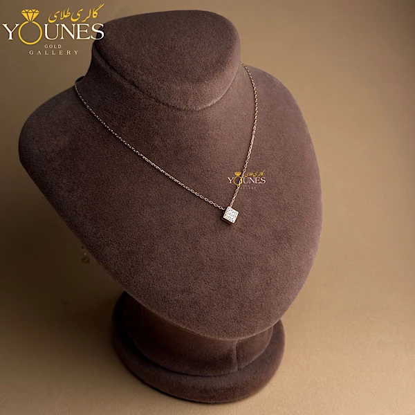 گردنبند طلا مربعی نگین